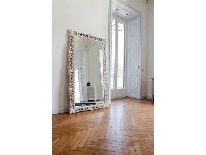 Specchio ampio Agrip con cornice floreale in legno laccato Bianco opaco di Tonin Casa