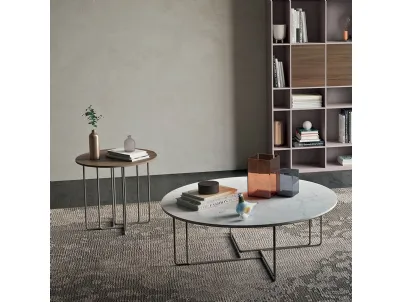 Tavolino con piano in marmo grigio e con basamento finitura brunito Aster di Orme