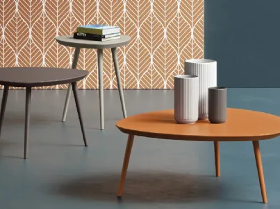 Tavolino con top in MDF pantografato di forma triangolare con angoli arrotondati e struttura in legno Gocce di Doimo Salotti