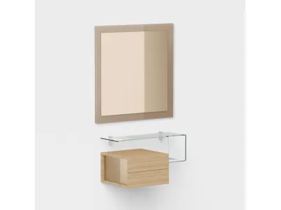 Specchio da parete con cornice in vetro trasparente bronzo abbinato allo stesso tono dello specchio con mensola in vetro e piccolo contenitore in laminato Due di Pezzani