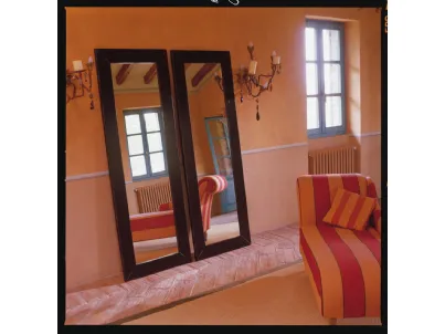 Specchio Lenia con cornice in legno laccato finitura argento di Tonin Casa