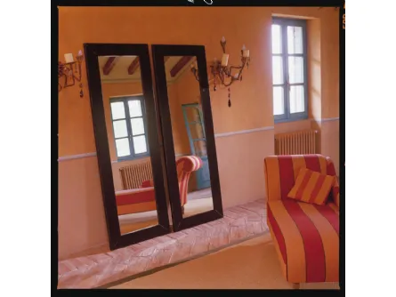 Specchio Lenia con cornice in legno laccato finitura argento di Tonin Casa