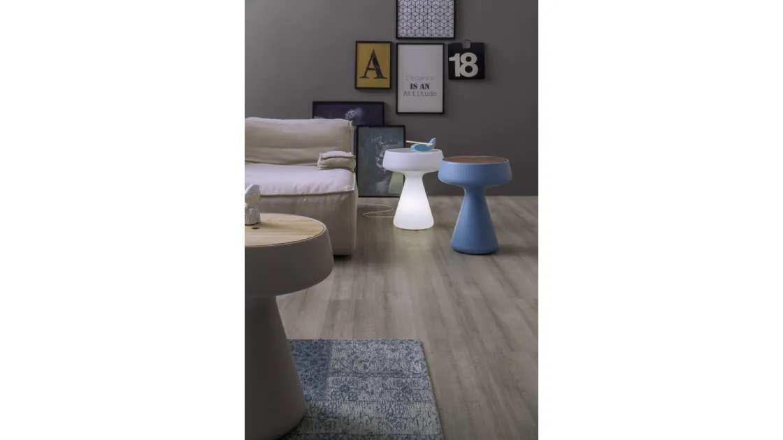 Tavolino di design in polietilene con top in legno Maki di Tonin Casa