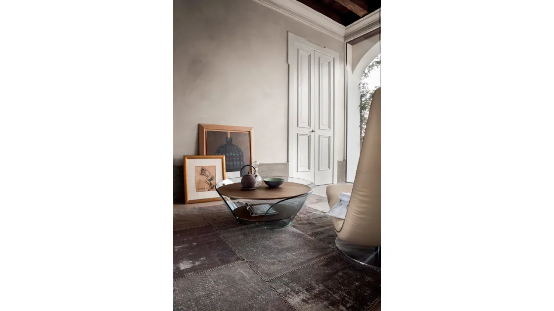 Tavolino di design Raffaello con base in vetro curvato conica e due ripiani in legno Noce Canaletto di Tonin Casa