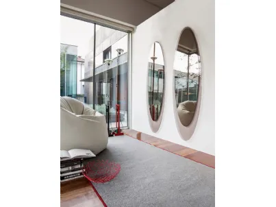Specchio ellittico Olmi con cornice in vetro bronzo trasparente di Tonin Casa