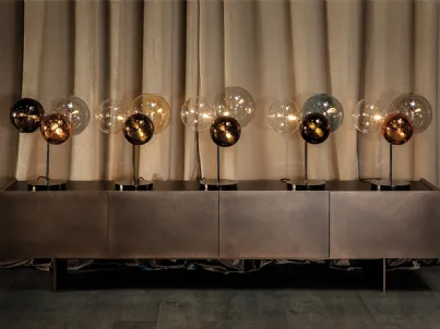 Lampada da tavolo Atomo composta da tre sfere in vetro con base in metallo di Tonin Casa