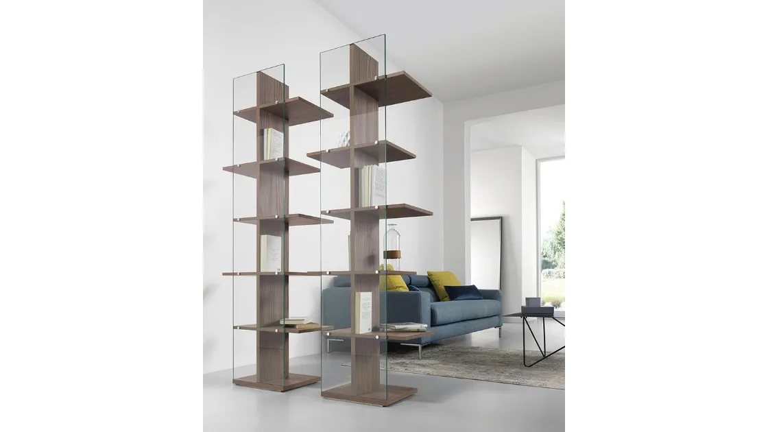 Libreria divisoria decorativa composta da due moduli in vetro e laminato Step di Pezzani
