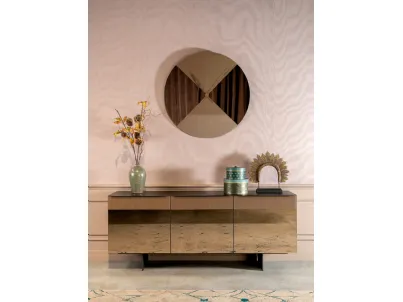 Madia Cannetè con struttura in laccato nero, ante in specchio bronzo e cornice superiore in vetro cannettato dalla lavorazione rigata di Tonin Casa