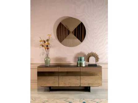Madia Cannetè con struttura in laccato nero, ante in specchio bronzo e cornice superiore in vetro cannettato dalla lavorazione rigata di Tonin Casa