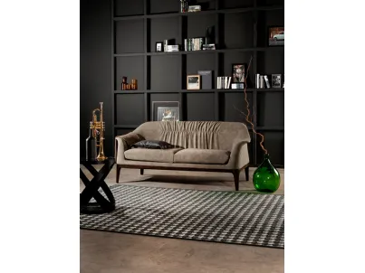 Divano lineare Tiffany sofa in tessuto con struttura in legno di Tonin Casa