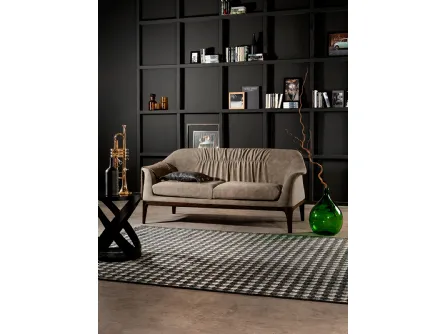 Divano lineare Tiffany sofa in tessuto con struttura in legno di Tonin Casa