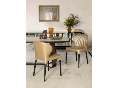 Sedia Bea rivestita in pelle con struttura in legno di Tonin Casa