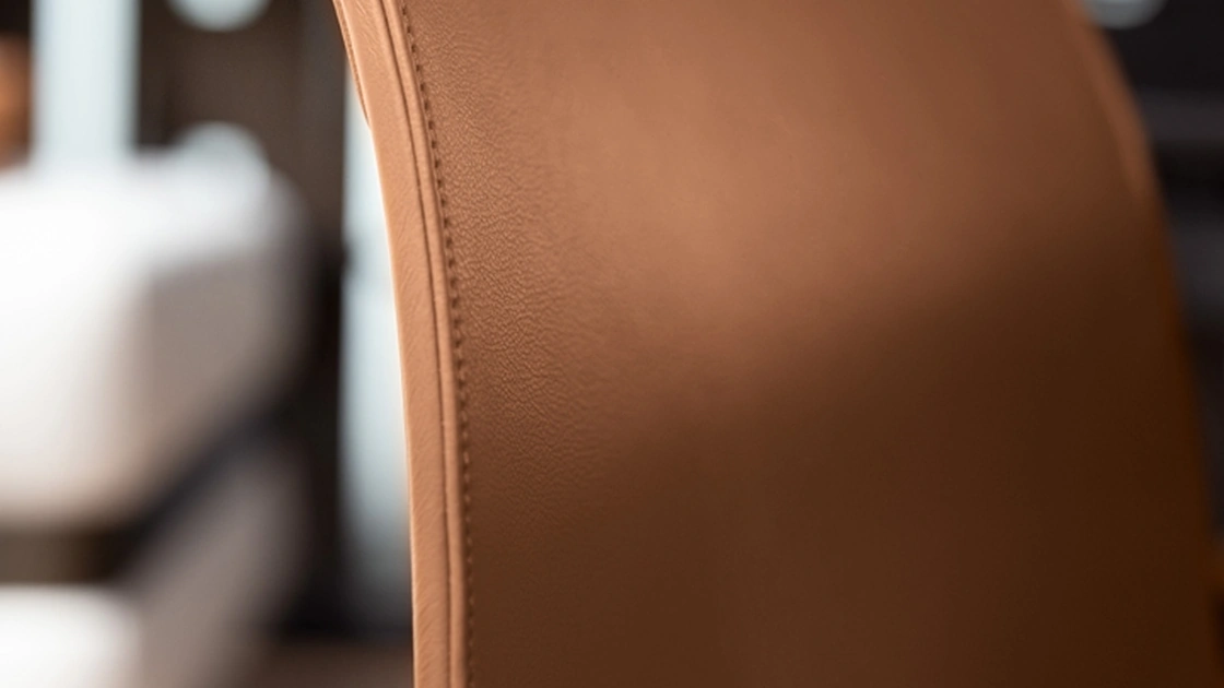 Sedia in pelle Circe di Cantori