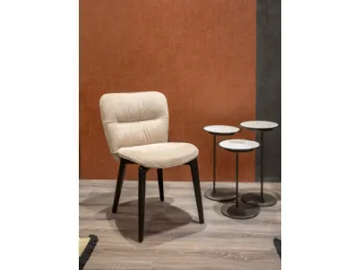 Sedia Tender rivestita in velluto con gambe in legno di Tonin Casa