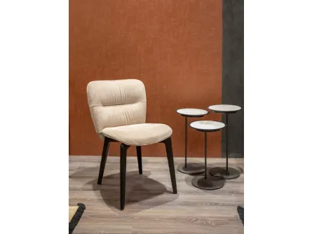 Sedia Tender rivestita in velluto con gambe in legno di Tonin Casa