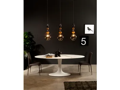 Tavolo con piano in gres porcellanato e base a stelo Imperial di Tonin Casa