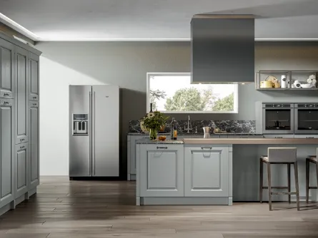 Cucina in legno di frassino e top alicante con isola centrale Contea 2 di Home Cucine