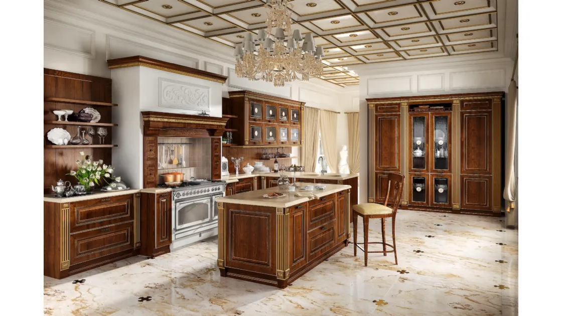 Cucina Classica con isola Imperial 02 in impiallacciato Frassino finitura Noce Oro di Home Cucine