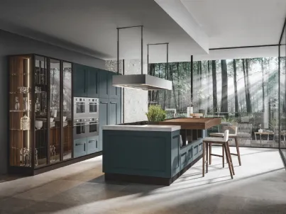 Cucina con imponente isola centrale con tavolo in legno Boston 6 di Home Cucine
