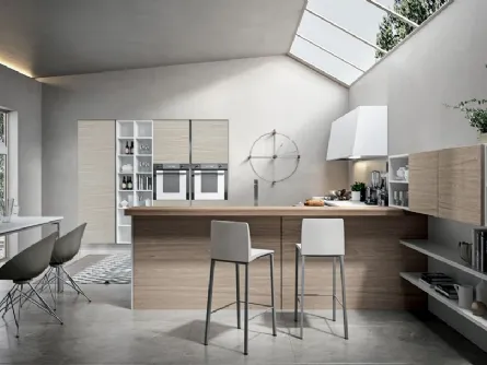 Cucina in melaminico color polvere e miele con penisola in olmo Cartesia 2 di Home Cucine