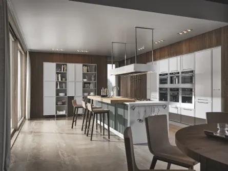 Cucina in laccato bianco con isola centrale e mobili incassati Etica 2 di Home Cucine