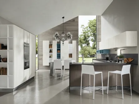 Cucina in melaminico bianco e rovere gesso con pensili turchese Mela 3 di Home Cucine