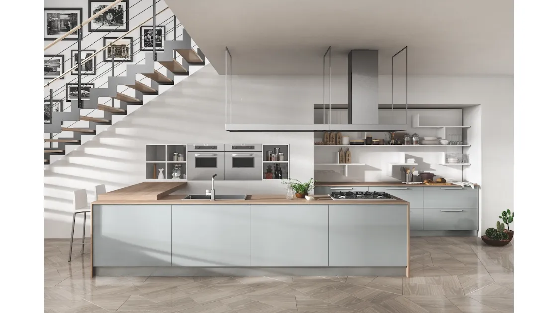 Cucina con isola in laminato color titanio e tavolo a penisola in olmo Reflexa 2 di Home Cucine