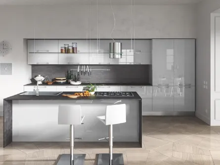 Cucina in laccato lucido cristal e top black rock Reflexa 7 di Home Cucine