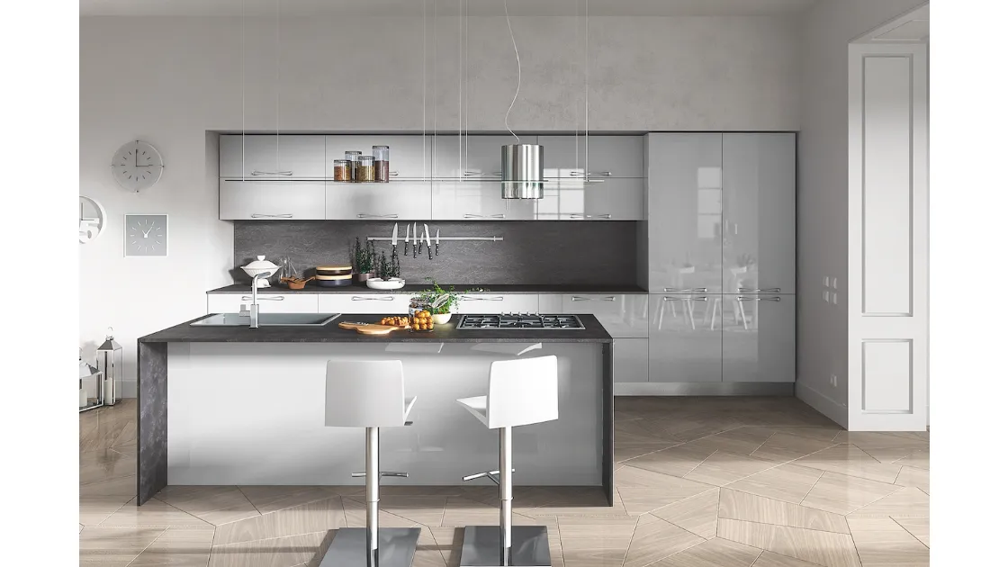 Cucina in laccato lucido cristal e top black rock Reflexa 7 di Home Cucine