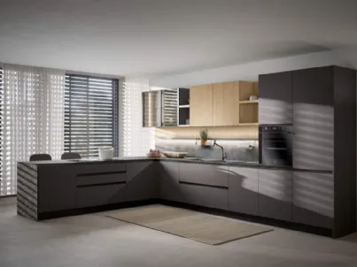 Cucina Moderna con penisola Zoe Composizione 02 in pet e melaminico rovere di Prima Cucine