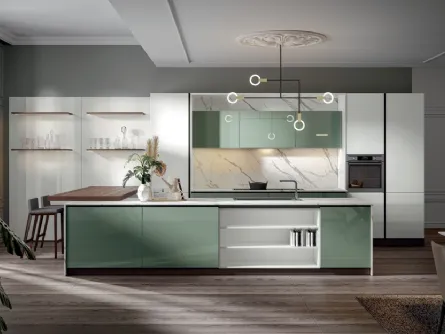 Cucina con isola e tavolo in legno a penisola in PVC candido e salvia Era 1 di Home Cucine