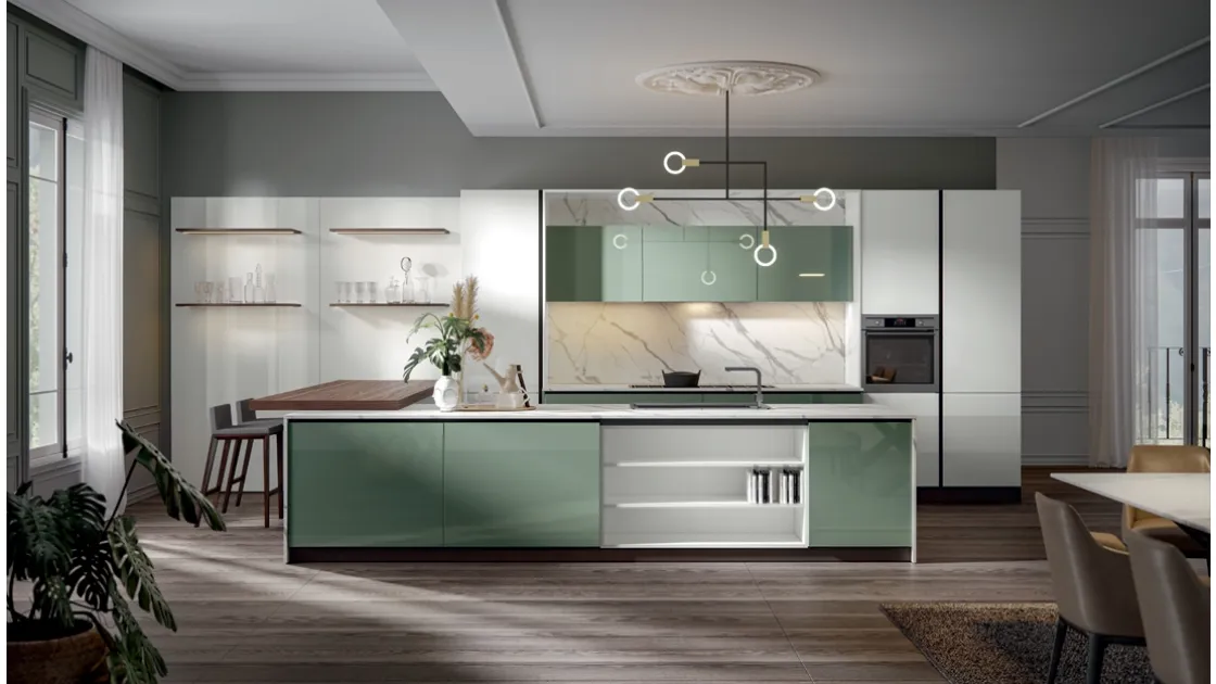 Cucina con isola e tavolo in legno a penisola in PVC candido e salvia Era 1 di Home Cucine