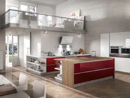 Cucina con isola centrale in olmo e laminato lucido bordeaux e bianco Reflexa 6 di Home Cucine